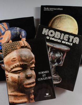 trois livres posés sur une table blanche, sur fond noir