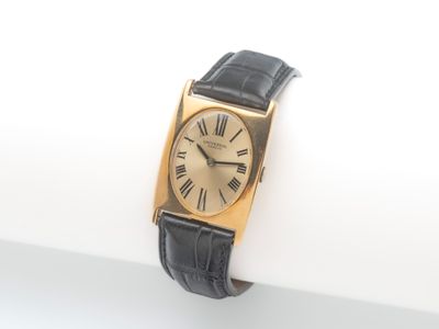 une image représentant une montre-bracelet en or avec des chiffres romains