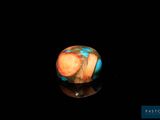 une image représentant une perle de verre ornée d'un motif bleu et orange