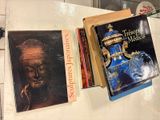 deux livres posés sur le réfrigérateur