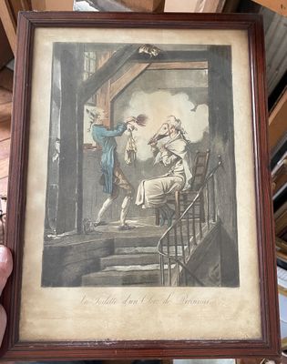 tableau représentant un homme tenant une photo encadrée d'une femme et d'un homme