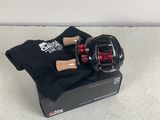 une paire de moulinets de pêche posés sur une boîte