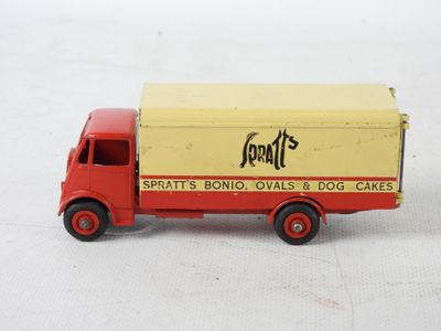 un camion jouet avec une boîte à l'arrière