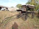 une calèche garée dans l'herbe
