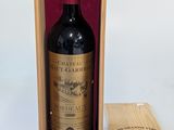 une boîte en bois avec une bouteille de vin à l'intérieur