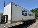 un camion semi-remorque garé sur le côté de la route
