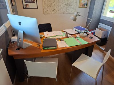 l'image d'un bureau sur lequel se trouve un ordinateur