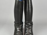 une paire de bottes en cuir noir ornées de cache-talons bleus