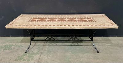 une image représentant une table avec un plateau en carrelage et des pieds en fer