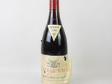 la bouteille de vin est posée sur une surface blanche