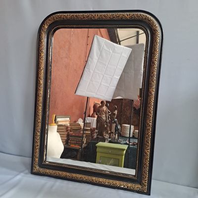 un miroir dans lequel on voit le reflet d'un homme et d'une femme