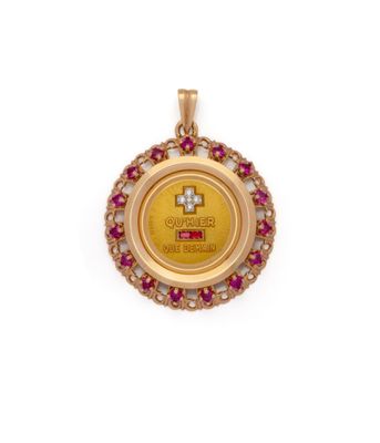 Gros plan sur un pendentif en or orné d'une croix