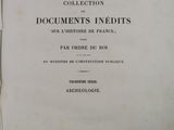 un vieux livre posé sur une table près d'une fenêtre