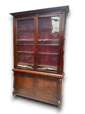 une photo d'une vitrine en bois avec des portes vitrées