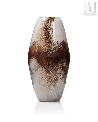 a vase that has a brown and white design on it