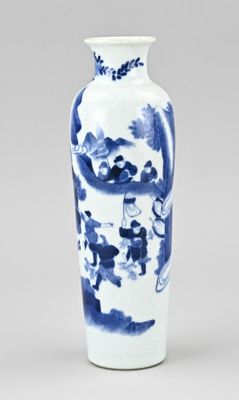 un vase bleu et blanc orné d'une peinture représentant des personnages