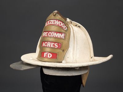 un casque de pompier sur une tête de mannequin