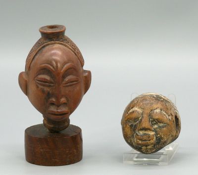 Petit masque pendentif en bois léger à patine d’usage au fro…