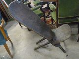 plusieurs chaises et une table dans une pièce avec beaucoup de meubles