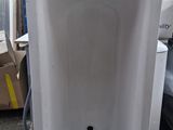 un urinoir blanc posé sur une boîte en carton