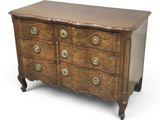 une commode ancienne avec des poignées et des tiroirs en laiton