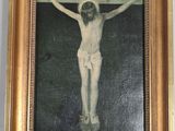 un tableau représentant Jésus sur la croix, accroché au mur
