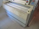 une machine posée sur le sol d'une pièce