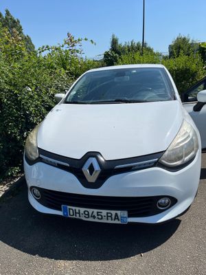 l'avant d'une voiture blanche garée sur un parking
