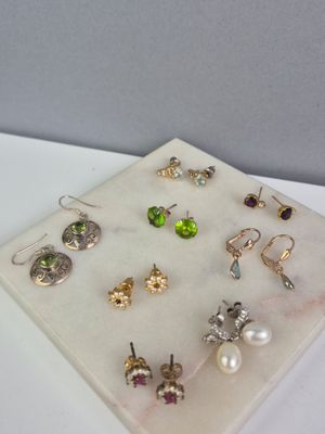 Un lot de 8 puces et pendants d'oreille en métal doré argent…