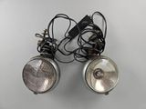 paire de phares de moto vintage avec cordon et fils raccordés