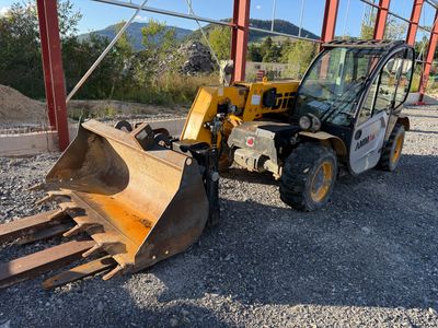 une photo d'un engin de chantier garé devant un immeuble