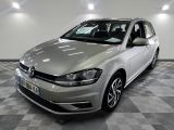 La Volkswagen Golf est garée dans le garage dont le sol est à carreaux.