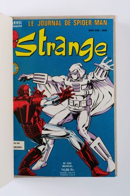 la couverture du magazine « Strange », sur laquelle figurent un robot et un homme