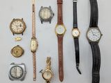 Plusieurs modèles de montres sont disposés sur un fond blanc