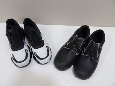 deux paires de chaussures noires et blanches posées sur une table blanche