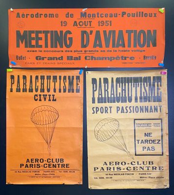 trois affiches accrochées au mur d'une salle de réunion