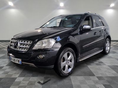 une photo d'un SUV Mercedes noir garé dans un garage