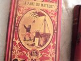deux livres posés l'un à côté de l'autre sur une table