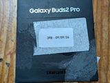 Boîte des Samsung Galaxy Buds 2 Pro posée sur une table en bois