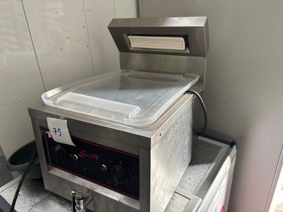 une photo d'une friteuse professionnelle munie d'un couvercle
