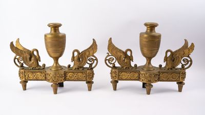 paire de bougeoirs anciens en laiton ornés d'oiseaux