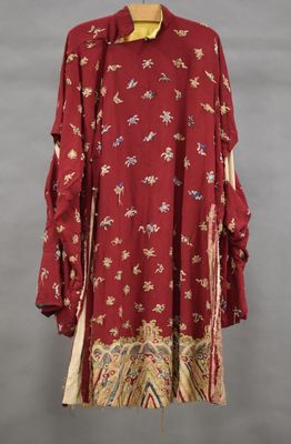 une robe rouge à motifs floraux avec un col jaune