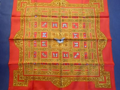 une image représentant une nappe rouge et dorée ornée d'un motif