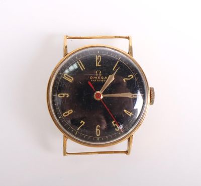 une image d'un gros plan d'une montre-bracelet sur une surface blanche