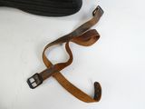 un bracelet en cuir marron muni d'une boucle noire