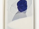 une photo d'une œuvre d'art bleue et blanche
