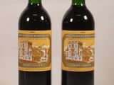 deux bouteilles de vin rouge posées l'une à côté de l'autre sur une table