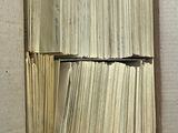 beaucoup de livres dans une boîte posée sur le sol