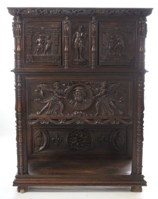 Dressoir en noyer à décor sculpté en haut relief de scènes d…