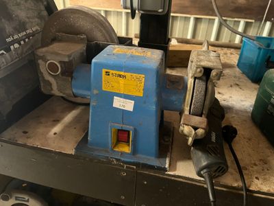 une machine posée sur une table dans un atelier